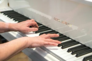 Weißes Klavier Gebr Schulz
