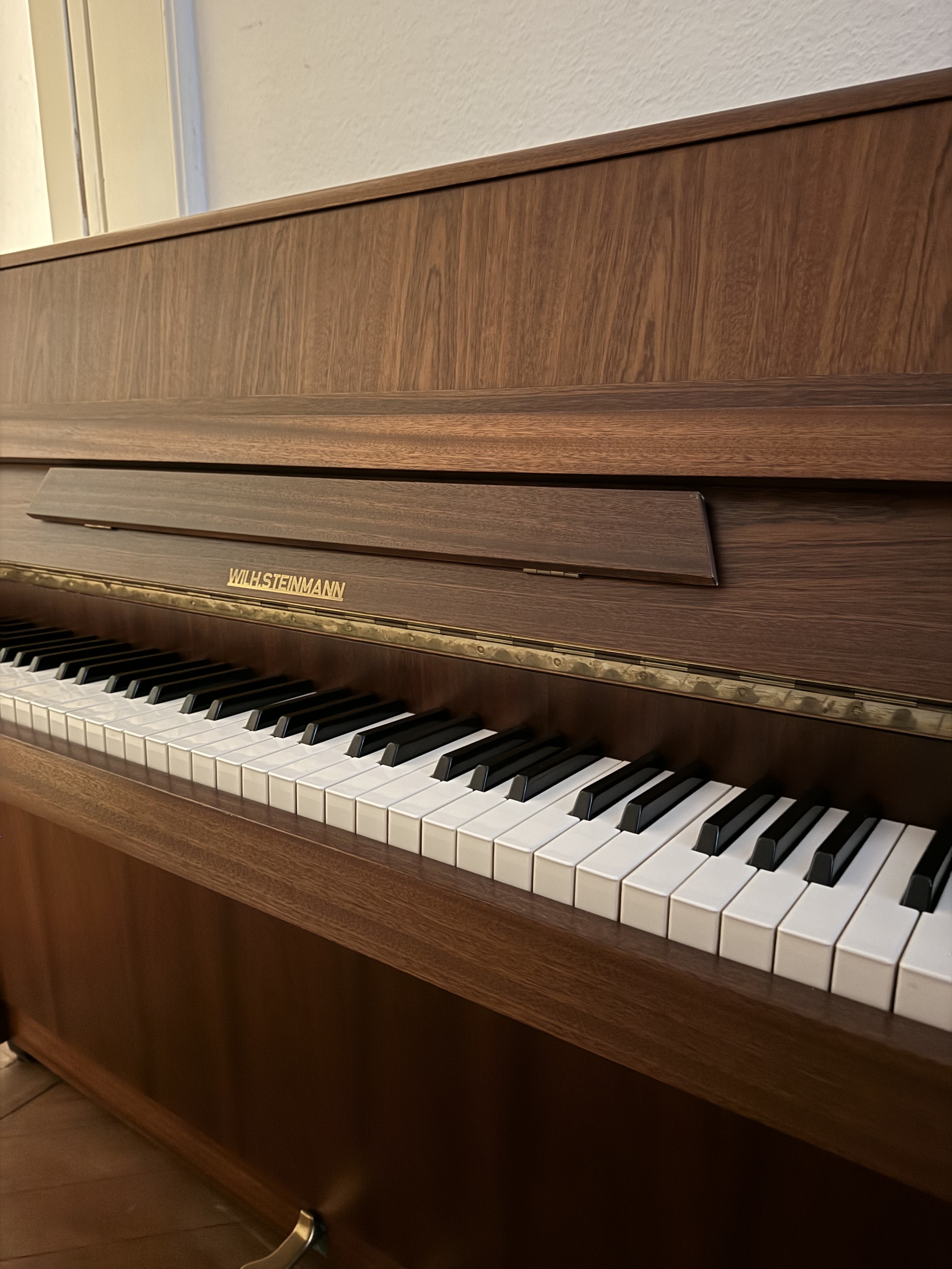 Klavier Steinmann Echtholz 111C – Mahagoni