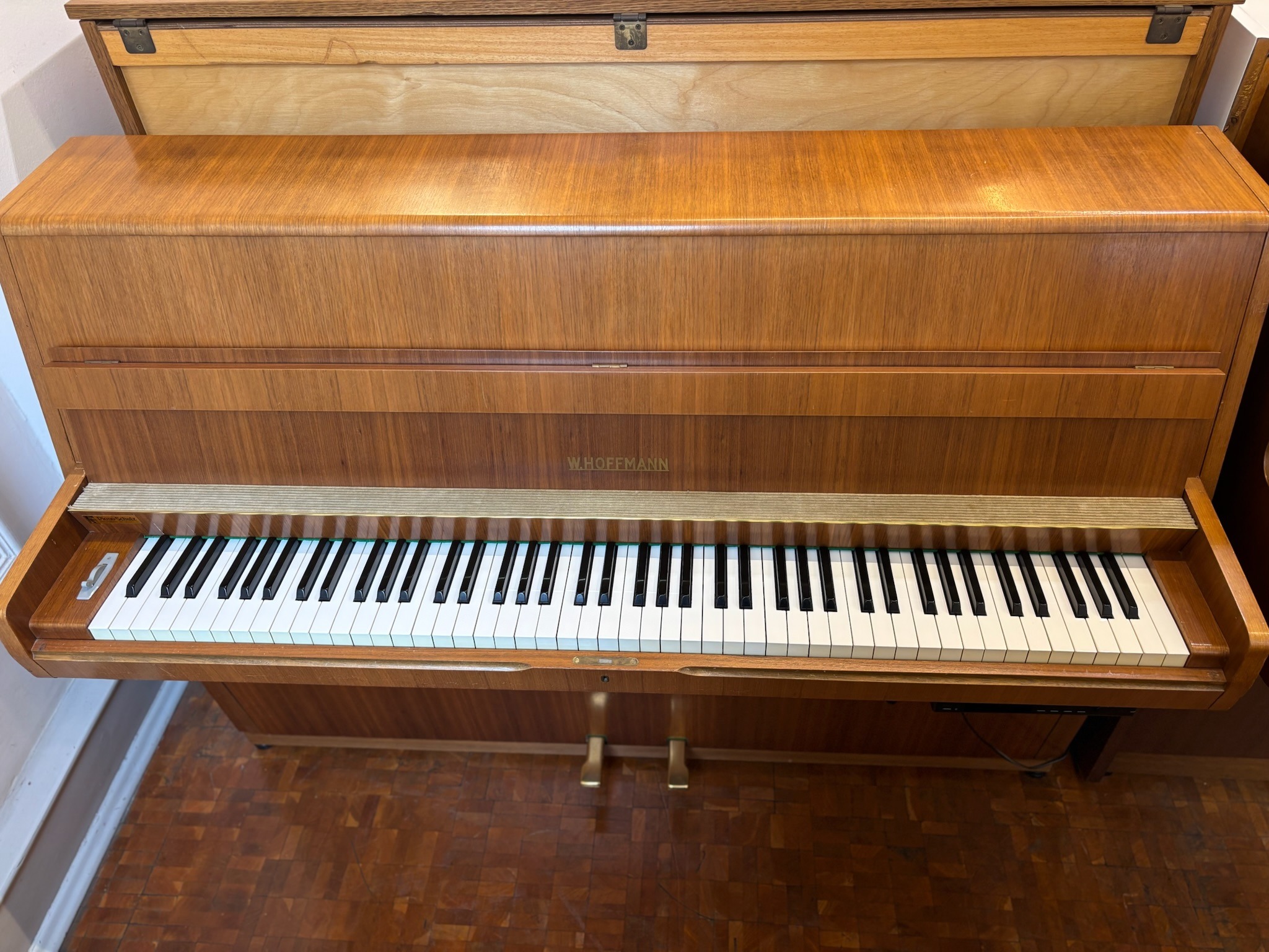 Klavier Hoffmann 105 Quiet Time - Nussbaum