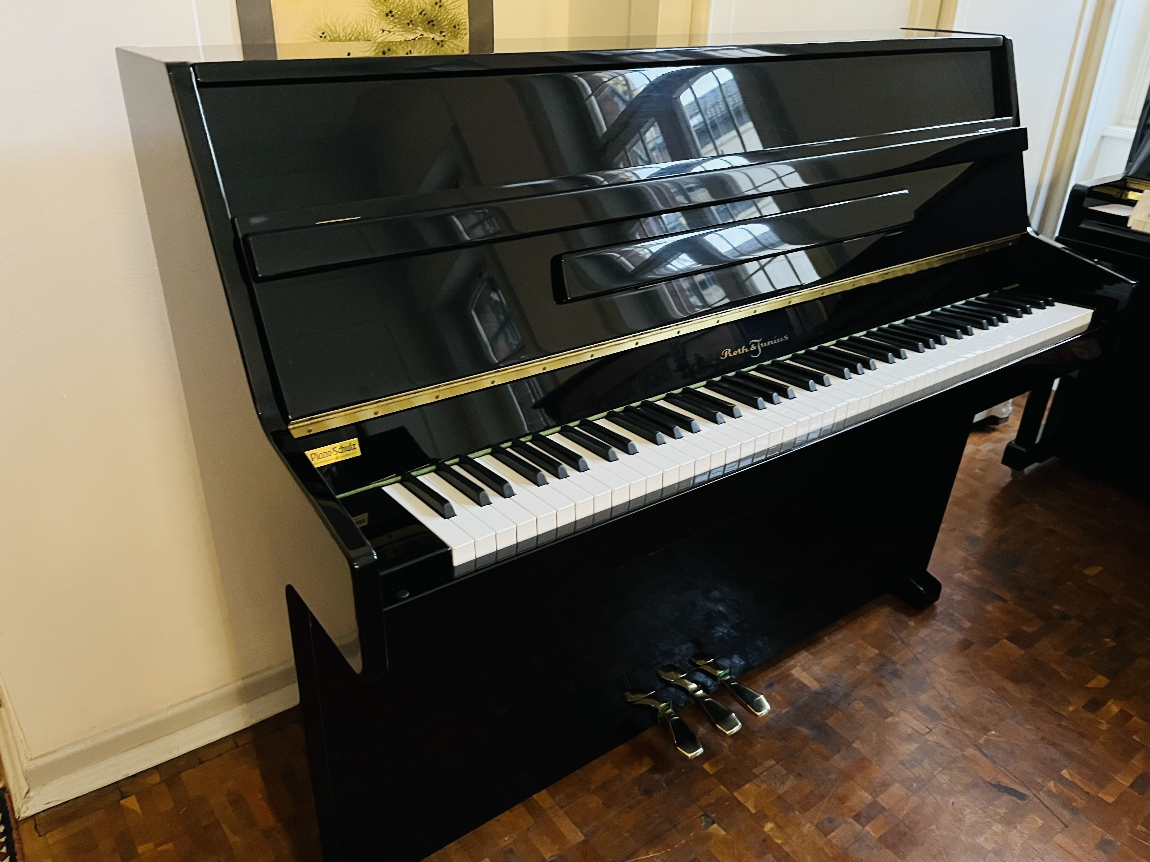 Klavier Roth+Junius 109/101 - schwarz poliert