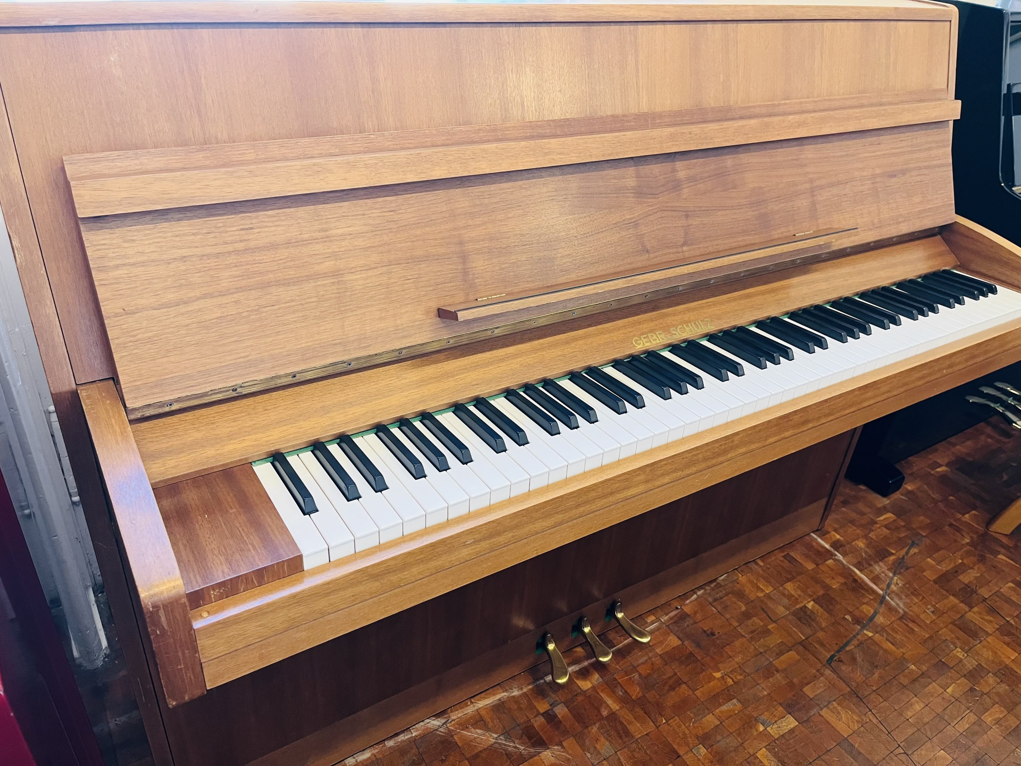 Klavier Gebr. Schulz Echtholz 110R – Nussbaum