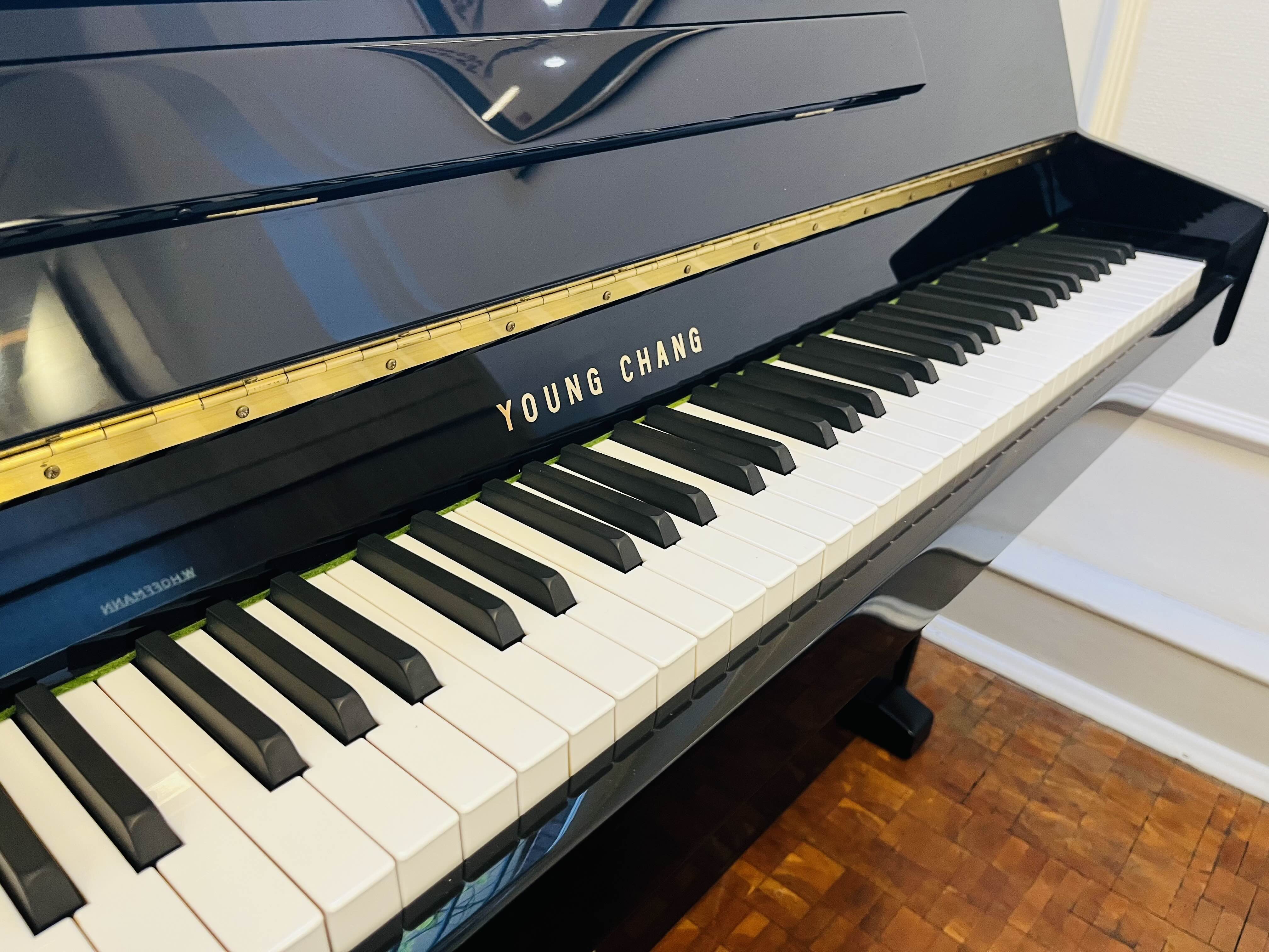 Klavier Young Chang 109/101 - schwarz poliert